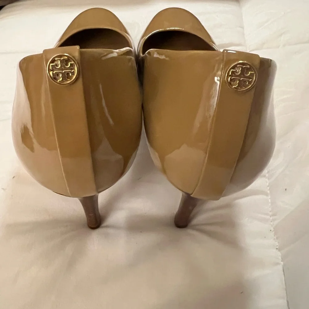 Tory Burch Camel Patent Leather Heels - Picture 11 of 11